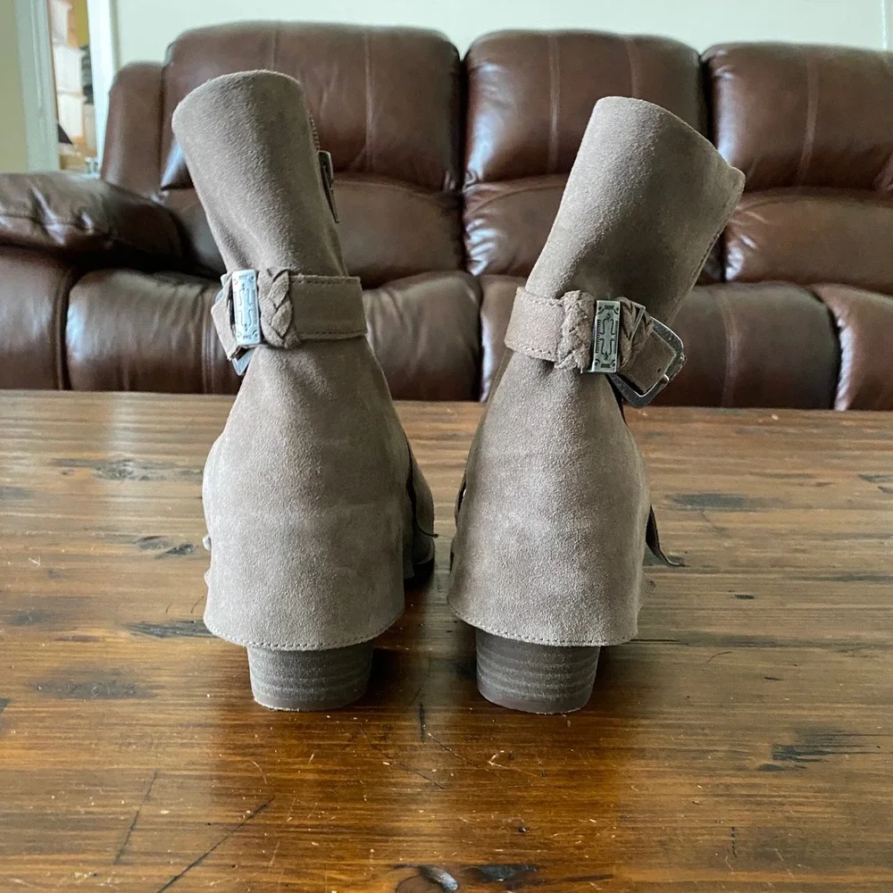 Crown Vintage Braydon Taupe Suede Ankle Boots Size 7.5 Pointed Toe Buckle Strap